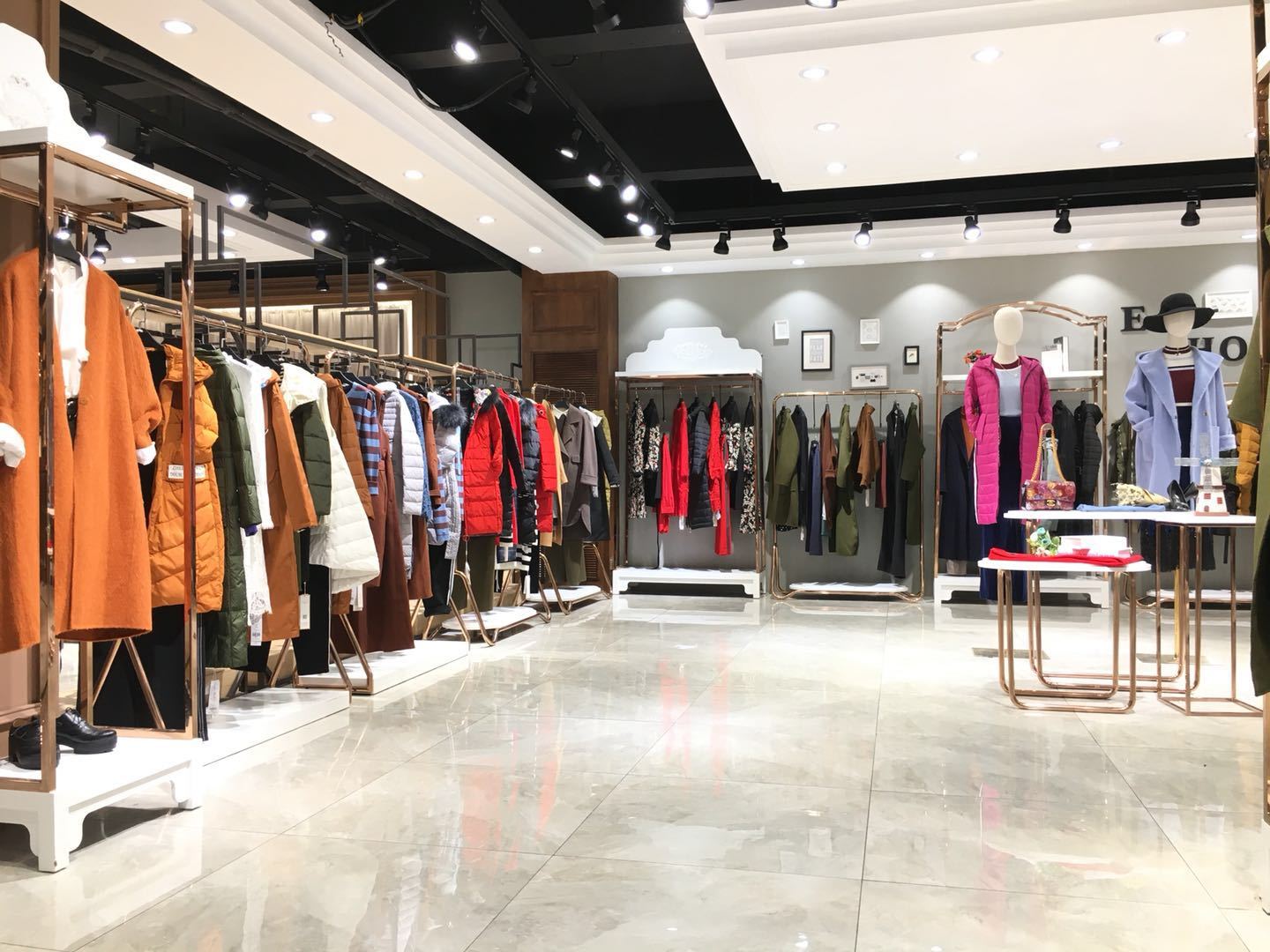 品牌折扣女装扩张陷阱 为何多开一家店，业绩反降？